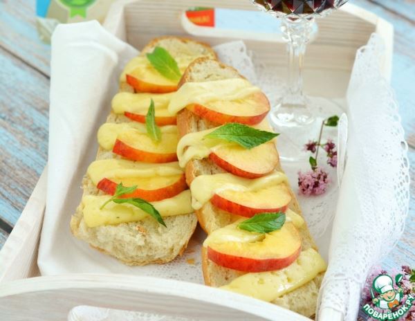 Горячий бутерброд с сыром и персиком