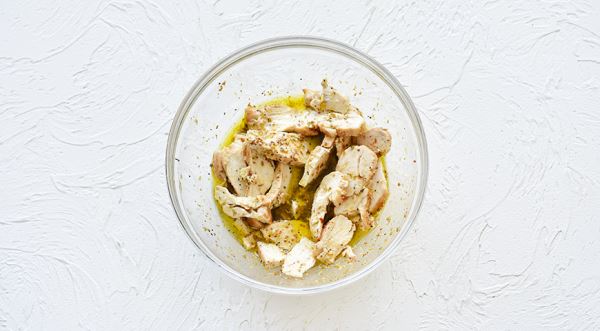 Греческий салат из молодого картофеля с курицей