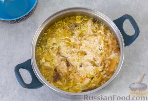 Куриный суп с рисовой лапшой, консервированным горошком и соевым соусом