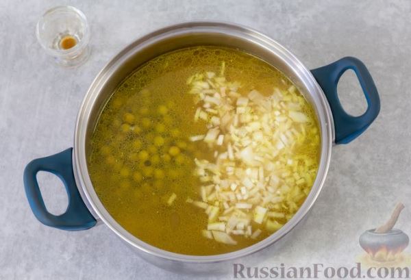 Куриный суп с рисовой лапшой, консервированным горошком и соевым соусом