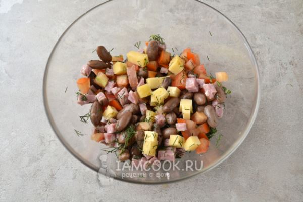 Салат с фасолью, колбасой, помидорами, сухариками и сыром
