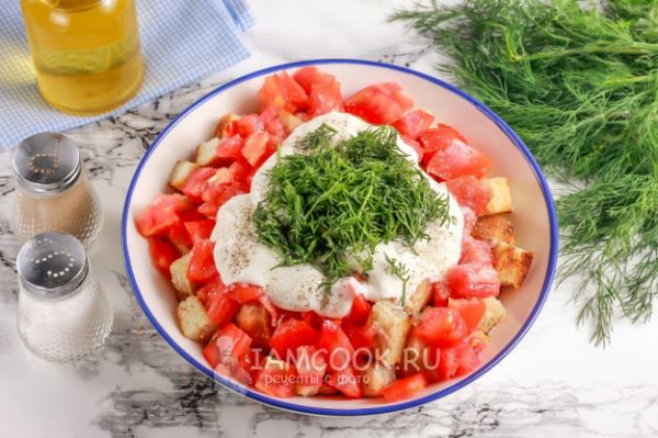 Салат с фасолью, помидорами и сухариками