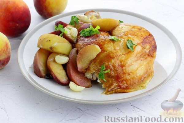 Курица, фаршированная персиками и чесноком (в духовке)