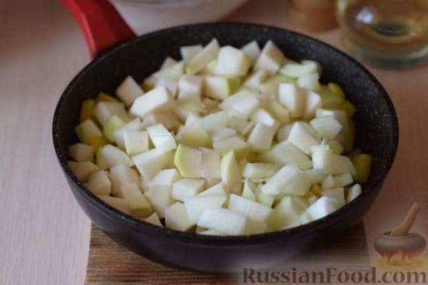 Куриные сердечки с кольраби и картошкой в сметанном соусе