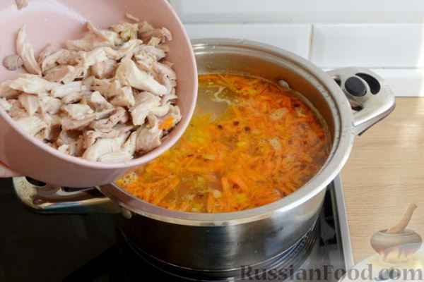 Куриный суп с консервированным горошком и яйцом