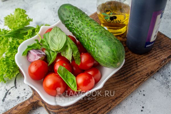 Салат с бальзамическим соусом, помидорами и огурцами