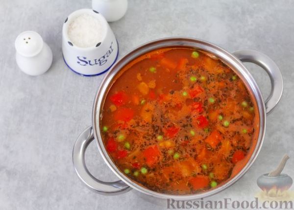 Суп-рагу с курицей, сладким перцем и зелёным горошком