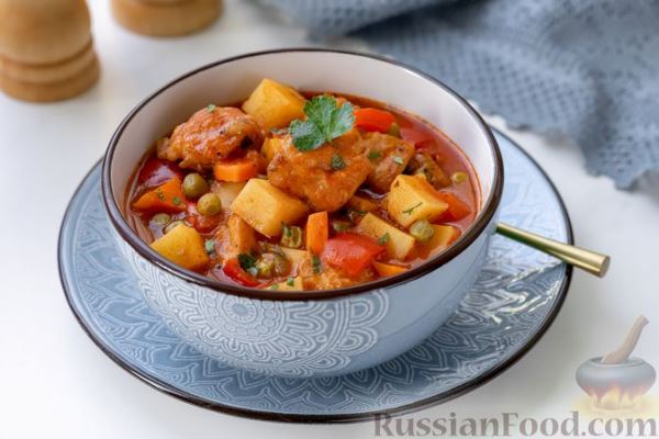 Суп-рагу с курицей, сладким перцем и зелёным горошком