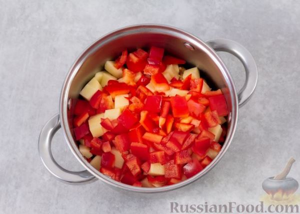 Суп-рагу с курицей, сладким перцем и зелёным горошком