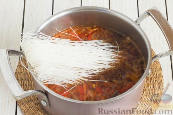 Суп с фунчозой, грибами, овощами и соевым соусом