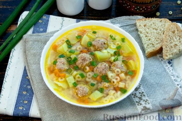 Суп с куриными фрикадельками, кабачками и макаронами