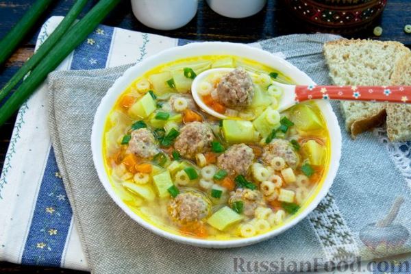 Суп с куриными фрикадельками, кабачками и макаронами