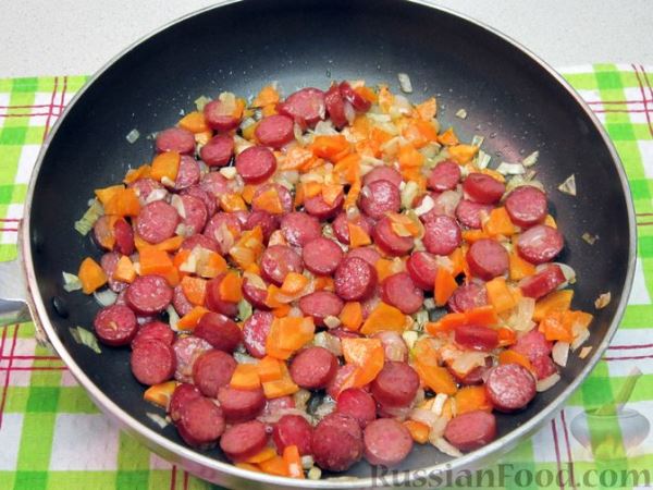 Сырный суп с копчёными колбасками, картофелем и рисом